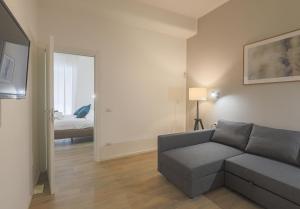 - un salon avec un canapé et une chambre dans l'établissement Caterí Charming Rooms, à Salerne 17 autres photos