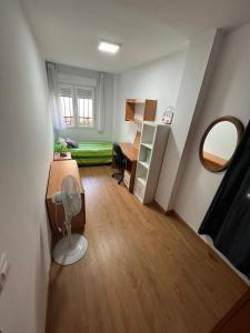 Una cama o camas en una habitación de Precioso apartamento a 5min de la playa y el puerto