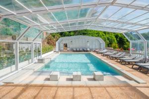 Bazén v ubytování Hotel Terme di Stigliano nebo v jeho okolí