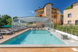 Bazén v ubytování Hotel Terme di Stigliano nebo v jeho okolí