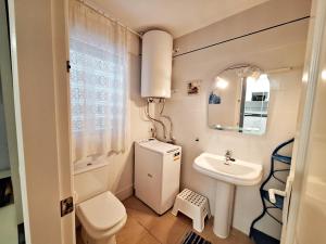 A bathroom at Baria I Adosado