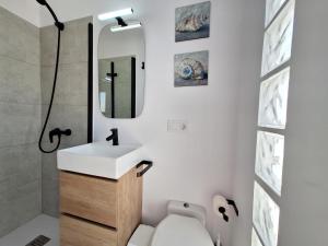 A bathroom at Baria I Adosado