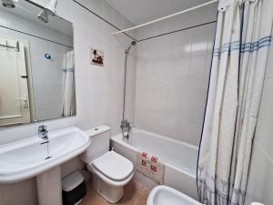 A bathroom at Baria I Adosado