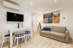 Una televisión o centro de entretenimiento en BRA.com Apartments Oporto Campanhã