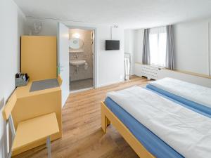 Postel nebo postele na pokoji v ubytování Hirschen Backpacker-Hotel & Pub + 28 fotografií