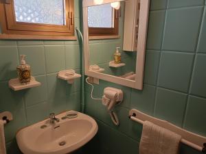 łazienka z umywalką i lustrem w obiekcie Country House Gaeta w mieście Gaeta +28 zdjęć