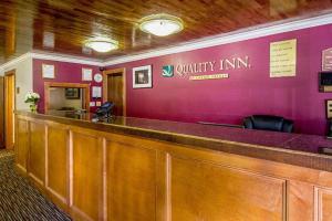 a bar in a waiting room of a quality inn at Quality Inn Olympia Near State Capital in Olympia