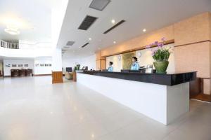 eine Lobby eines Hotels mit einer Rezeption in der Unterkunft J Town serviced Apartments&hotel in Si Racha + 63 Fotos