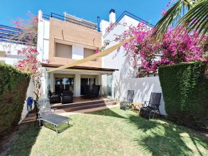 A garden outside Baria I Adosado