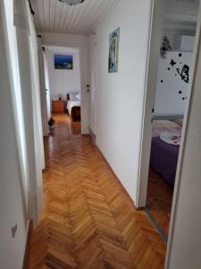 Postel nebo postele na pokoji v ubytování Apartmani Milenko Lubenice