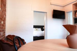Televisyen dan/atau pusat hiburan di The Nyngan Hotel
