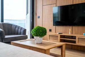 TV a/nebo společenská místnost v ubytování RiA BLU DELUXE HOTEL