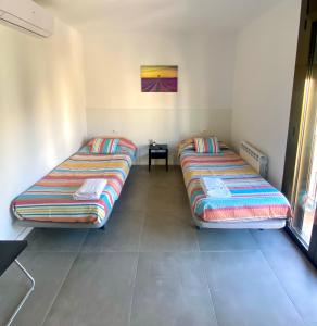 Postel nebo postele na pokoji v ubytování Hostal La Masia