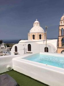 Gallery image of EvnOikon I- Jacuzzi Cave House in Fira in Fira