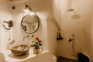 Gallery image of EvnOikon I- Jacuzzi Cave House in Fira in Fira +23 photos