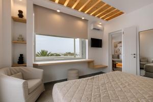 a bedroom with a bed and a window at Pnoi Hotel in Logaras