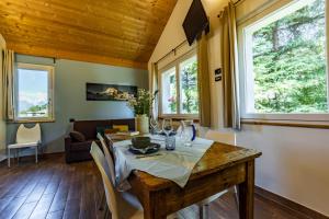 Televízia a/alebo spoločenská miestnosť v ubytovaní Case Appartamenti Vacanze Da Cien