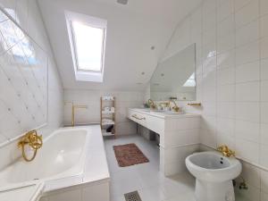 Un baño de EROS APARTMENT Kranjska Gora 24 fotos más