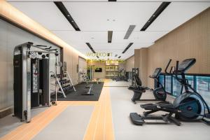 The fitness centre and/or fitness facilities at Home2 Suite by Hilton Dongguan Shijie