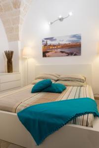 Un pat sau paturi într-o cameră la Victoria Apartments