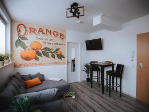 una sala de estar con un sofá y una mesa en FeWo Pelikan Hahn, en Nauort