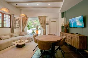 Μια τηλεόραση ή/και κέντρο ψυχαγωγίας στο Versailles Jacuzzi - Sauna - RDC 2