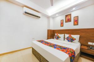 新德里Fabhotel Sparkling - Nr Yashobhoomi Convention Centre的房间里有一张大床的卧室
