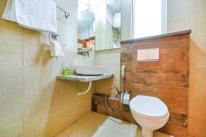 Fabhotel Sparkling - Nr Yashobhoomi Convention Centre的一间浴室