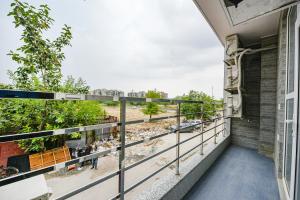 Fabhotel Sparkling - Nr Yashobhoomi Convention Centre的阳台或露台