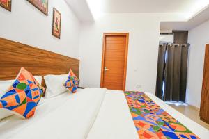 Fabhotel Sparkling - Nr Yashobhoomi Convention Centre客房内的一张或多张床位