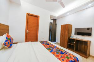 Fabhotel Sparkling - Nr Yashobhoomi Convention Centre客房内的一张或多张床位