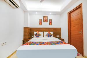 Fabhotel Sparkling - Nr Yashobhoomi Convention Centre客房内的一张或多张床位
