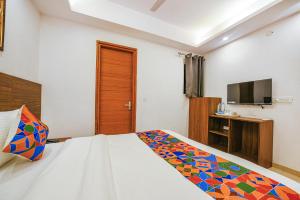 Fabhotel Sparkling - Nr Yashobhoomi Convention Centre客房内的一张或多张床位