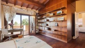 Ένα ή περισσότερα κρεβάτια σε δωμάτιο στο VILLA CASTIGLIONE 9, Emma Villas +39 φωτογραφίες