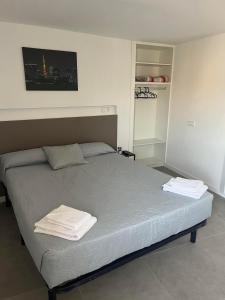Postel nebo postele na pokoji v ubytování Hostal La Masia