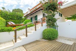una casa con scala in legno che porta a una casa di Casa de praia na costa da Galé a Melides