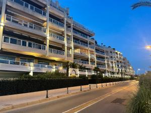 un grand bâtiment avec une rue devant lui dans l'établissement Palais Napoleon Golfe Juan, à Vallauris
