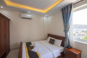 Un dormitorio con una cama y una ventana grande. en SinE Hotel VT by BAY LUXURY, en Vung Tau 12 fotos más