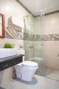 Un baño con inodoro y ducha de cristal. en SinE Hotel VT by BAY LUXURY, en Vung Tau