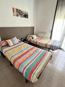 Postel nebo postele na pokoji v ubytování Hostal La Masia