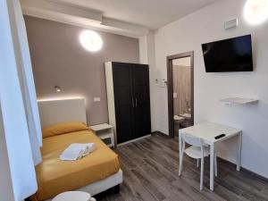 a small room with a bed and a table at Medici Alloggi Turistici in Vicenza