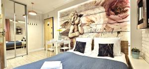 una camera con un letto e una parete con un quadro di Bystra Woda Studio Zakopane a Zakopane