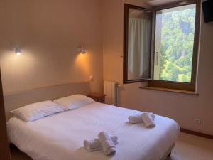 Postel nebo postele na pokoji v ubytování Hôtel Le MontBlanc Flumet
