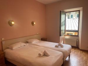 Postel nebo postele na pokoji v ubytování Hôtel Le MontBlanc Flumet