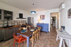 Η κουζίνα ή μικρή κουζίνα στο New & Spacious - City Centre by Host Hero