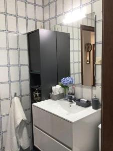 un baño con lavabo y espejo en Villa Anuska, en Sotomayor 53 fotos más
