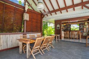 Anse-BertrandにあるVilla Catalunyaの屋外ダイニングエリア(木製テーブル、椅子付)