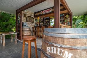 Anse-BertrandにあるVilla Catalunyaの樽とテーブルと椅子のあるバー +29枚の写真