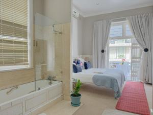 Amoris In Sea Point客房内的一张或多张床位