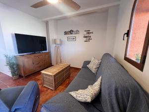 salon z kanapą i telewizorem z płaskim ekranem w obiekcie Cariqui, Bonita y cerca del Mar w mieście Cartagena